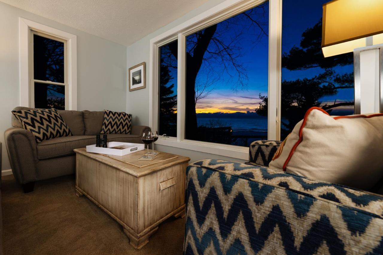 Looking Glass Beachfront Inn Гранд-Хейвен Экстерьер фото